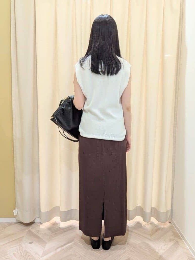 hinaさんの「SHOO･LA･RUE｜【S-LL】ゴールドボタンが上品 大人のニットベスト」を使ったコーディネート