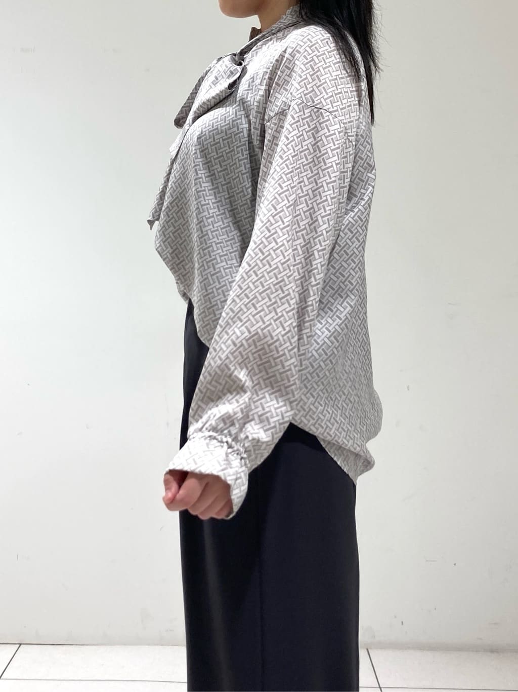momokoさんの「INDIVI｜ジオメプリントボウタイブラウス」を使ったコーディネート