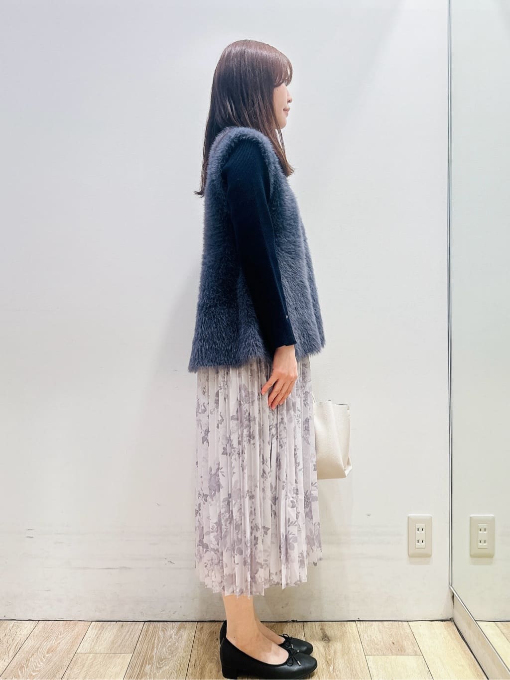 MOMOさんの「index｜《andGIRL掲載》フェザーペプラムジレ【洗濯機OK／抗ピル】」を使ったコーディネート