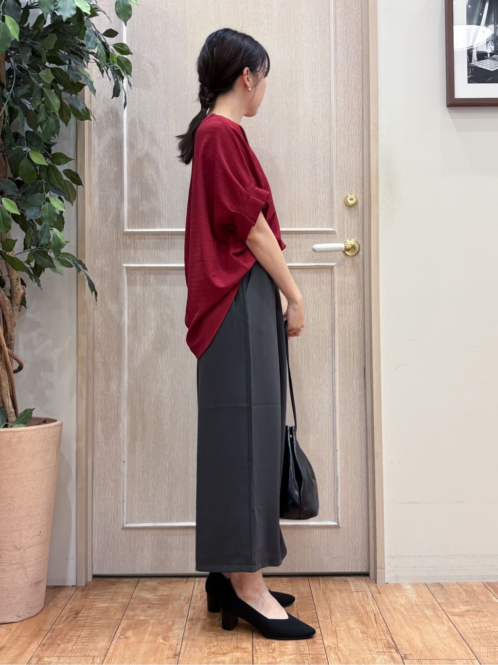 なみさんの「SHOO･LA･RUE｜【洗える】お袖のタックがアクセント インせず着られる さらさらドルマントップス」を使ったコーディネート