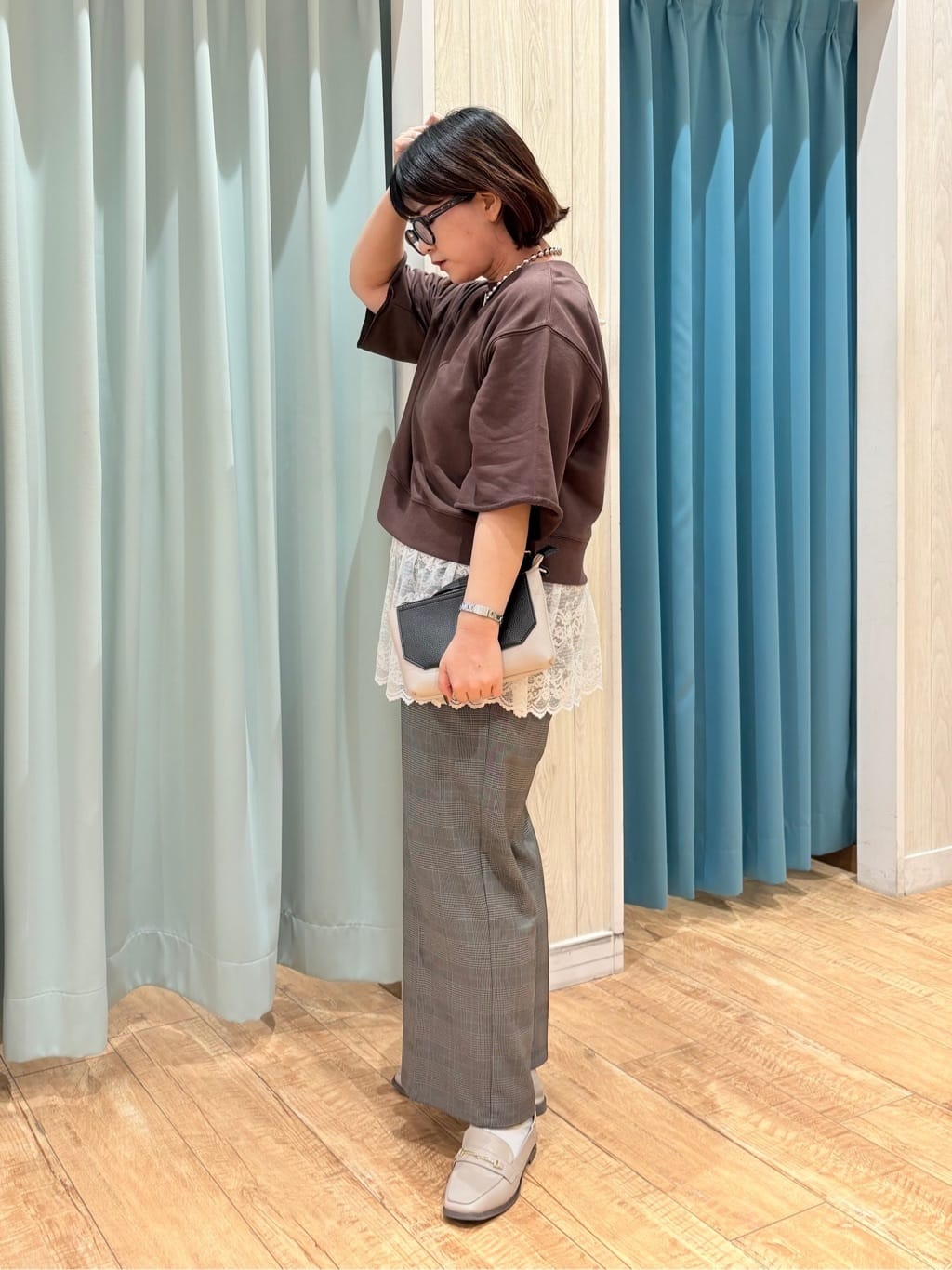 砂糖さんの「SHOO･LA･RUE｜【2点セット】ハーフスリーブミニ裏毛プルオーバー＆レースタンクトップセット」を使ったコーディネート
