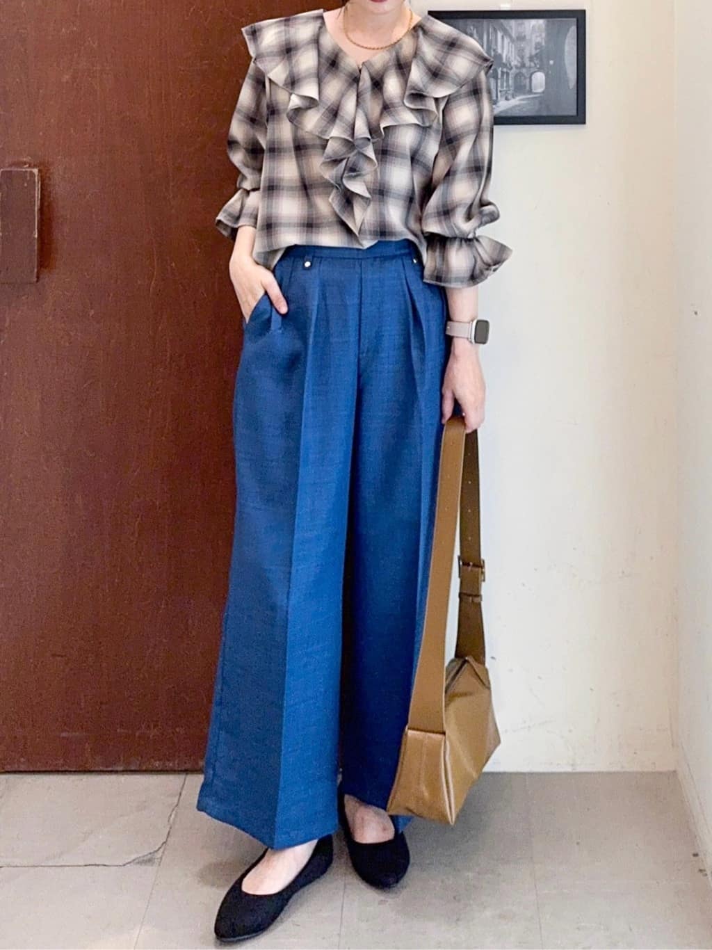𝐇𝐢𝐫𝐨𝐦𝐢さんの「SHOO･LA･RUE｜【S-LL】1枚で華やか チェック柄フリルブラウス」を使ったコーディネート