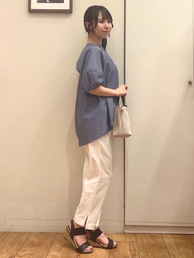 AIRIさんの「SHOO･LA･RUE｜【S-LL/洗濯後しわになりにくい】ランタンスリーブで女性らしく 5分袖スキッパーブラウス」を使ったコーディネート
