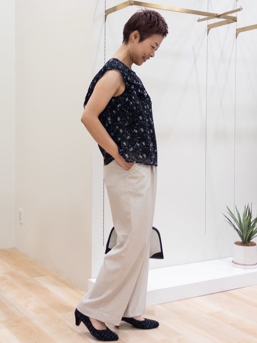 シュウコさんの「grove｜ロープベルトで差がつく 洗練リラックスパンツ」を使ったコーディネート