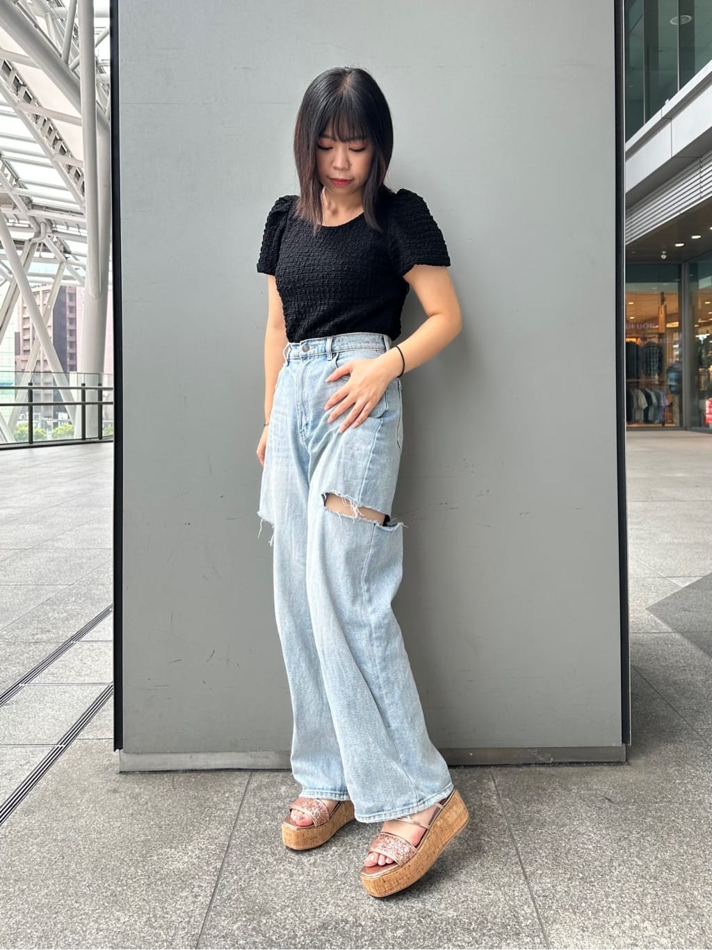 あずみさんの「ESPERANZA｜グリッター&times;クリアベルト 厚底コルクサンダル」を使ったコーディネート