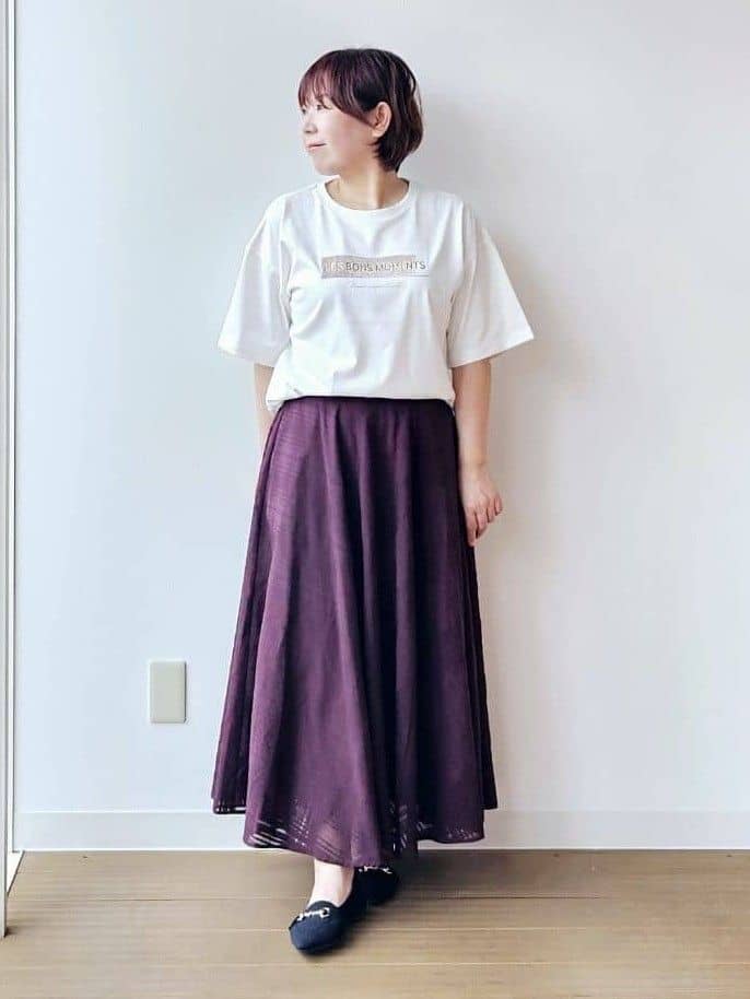 やじまさんの「UNTITLED｜【コットン100/ゆったり/ショート丈/洗える】ベロアロゴTシャツ」を使ったコーディネート