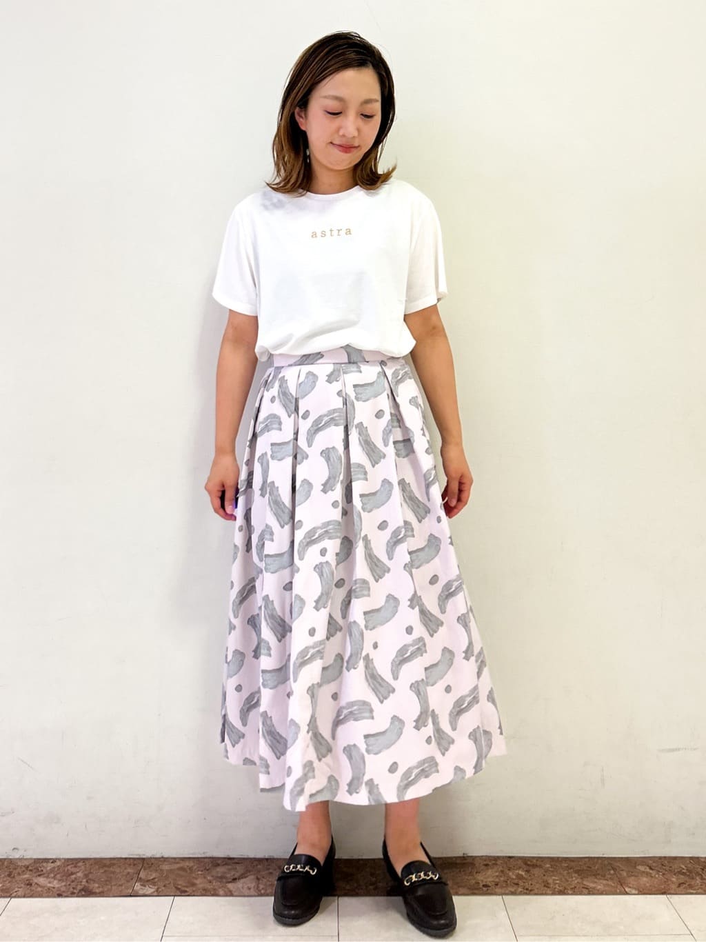 madokaさんの「OPAQUE.CLIP｜メタリック刺繍ロゴTシャツ【接触冷感／洗濯機洗い可】」を使ったコーディネート