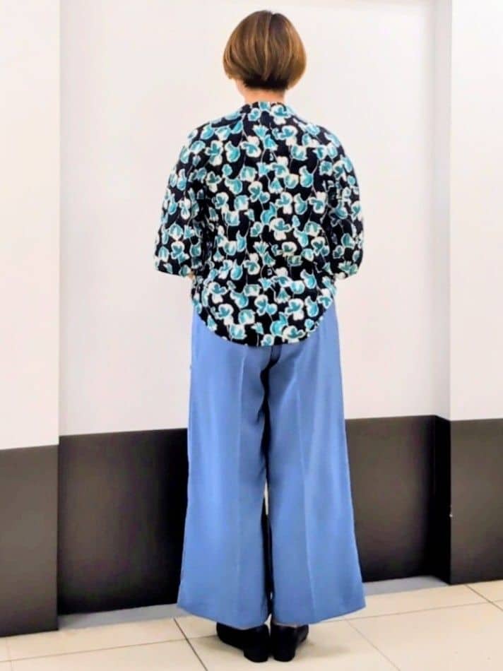 じゅりさんの「Reflect｜【ジャケットのインナーにおすすめ◎】花柄タックデザインブブラウス」を使ったコーディネート