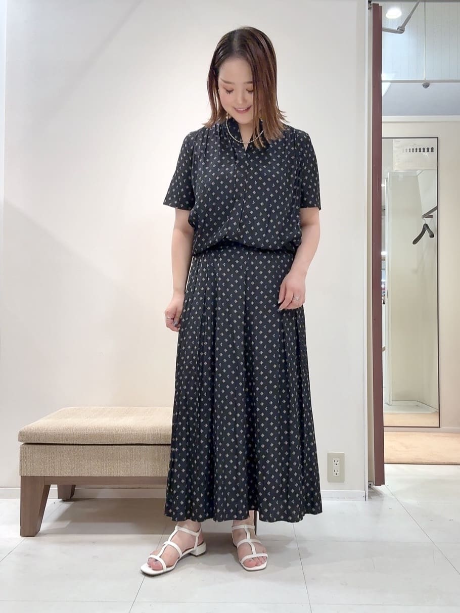 YUIさんの「UNTITLED｜【セットアップ可/リラクシー/通勤】スクエアジオメ柄ブラウス」を使ったコーディネート