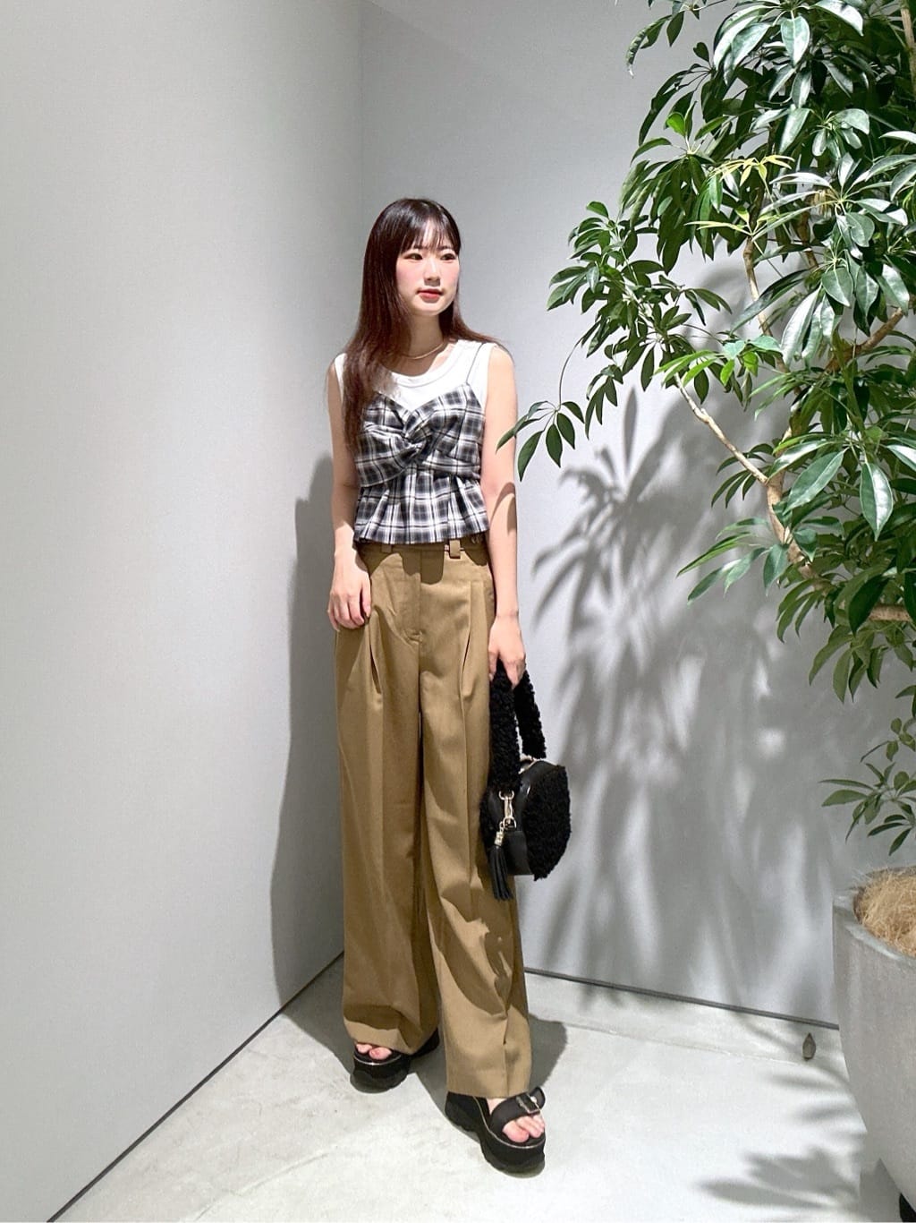 Renoさんの「INDIVI｜オンブレチェックビスチェ」を使ったコーディネート