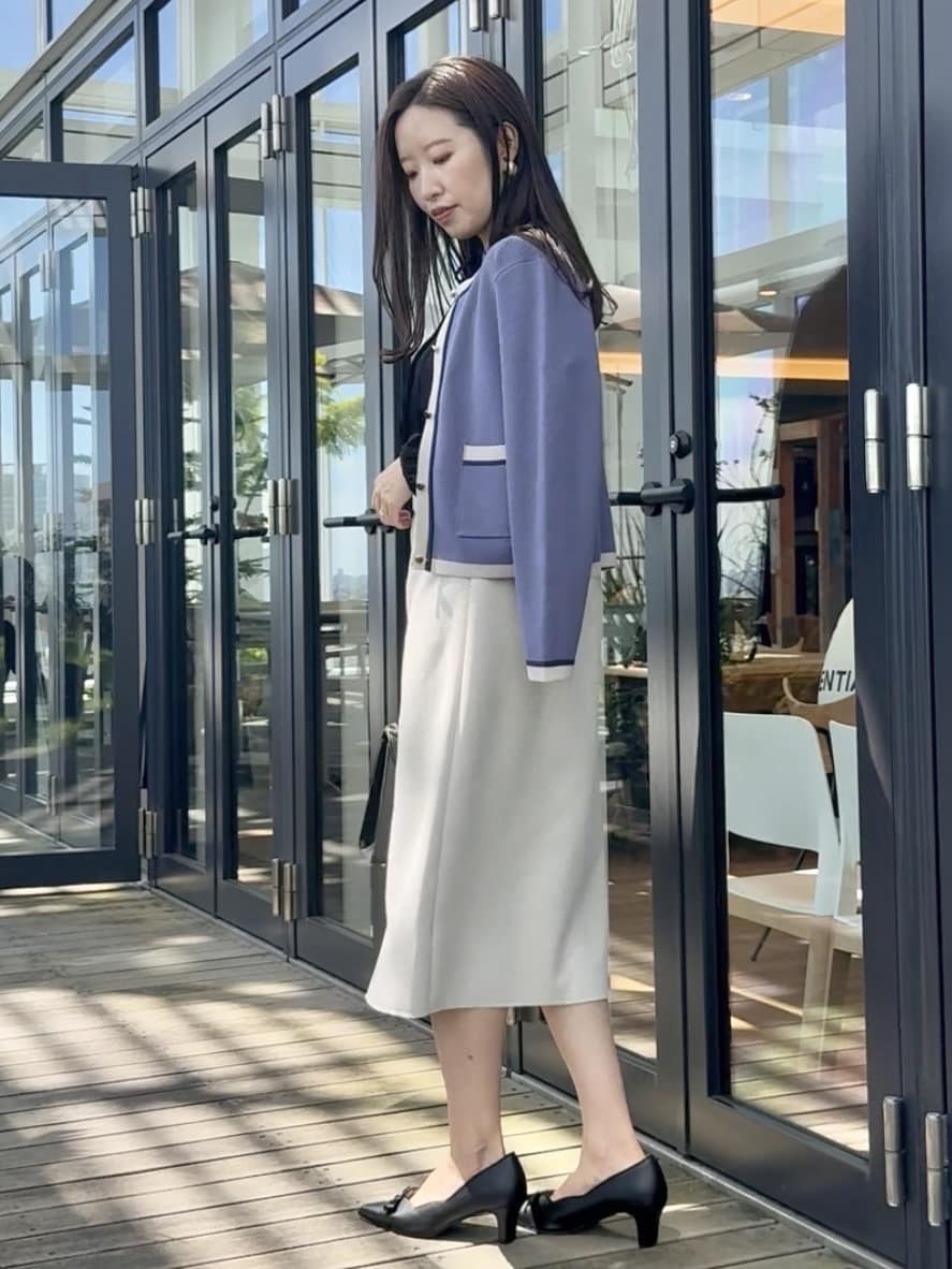 teiさんの「Couture brooch｜【高見え・通勤・大人可愛い】配色総針スカラカーディガン」を使ったコーディネート