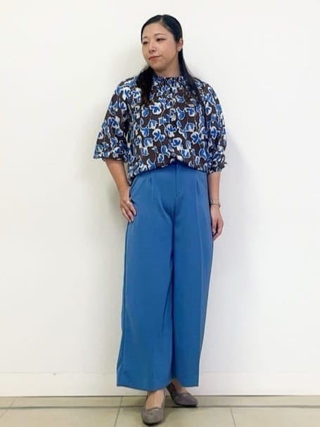 chisaさんの「Reflect｜【ジャケットのインナーにおすすめ◎】花柄タックデザインブブラウス」を使ったコーディネート
