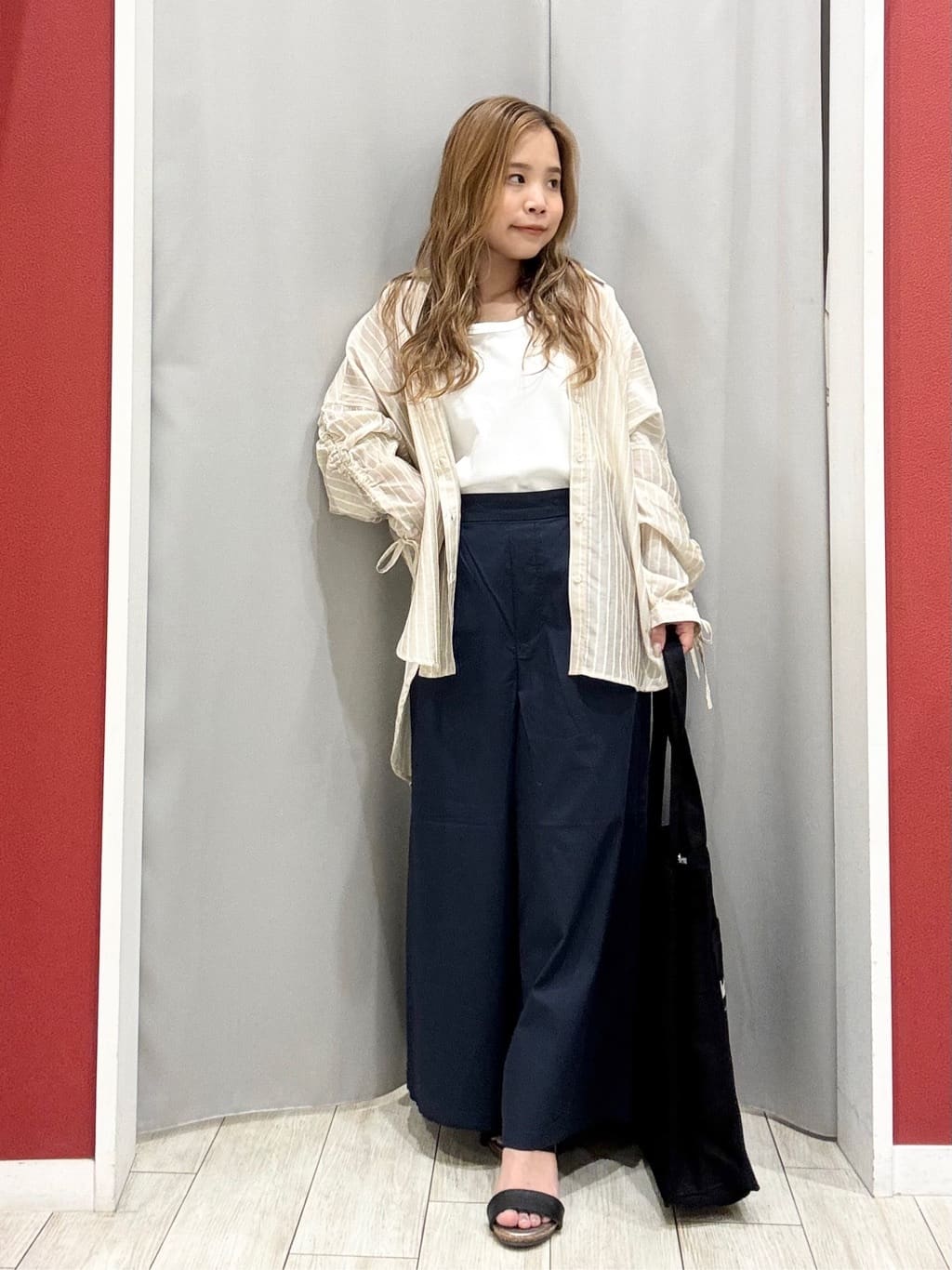 shioさんの「SHOO･LA･RUE｜【S-LL】程よい透け感 ストライプ柄 お袖ギャザーデザインシャツ」を使ったコーディネート
