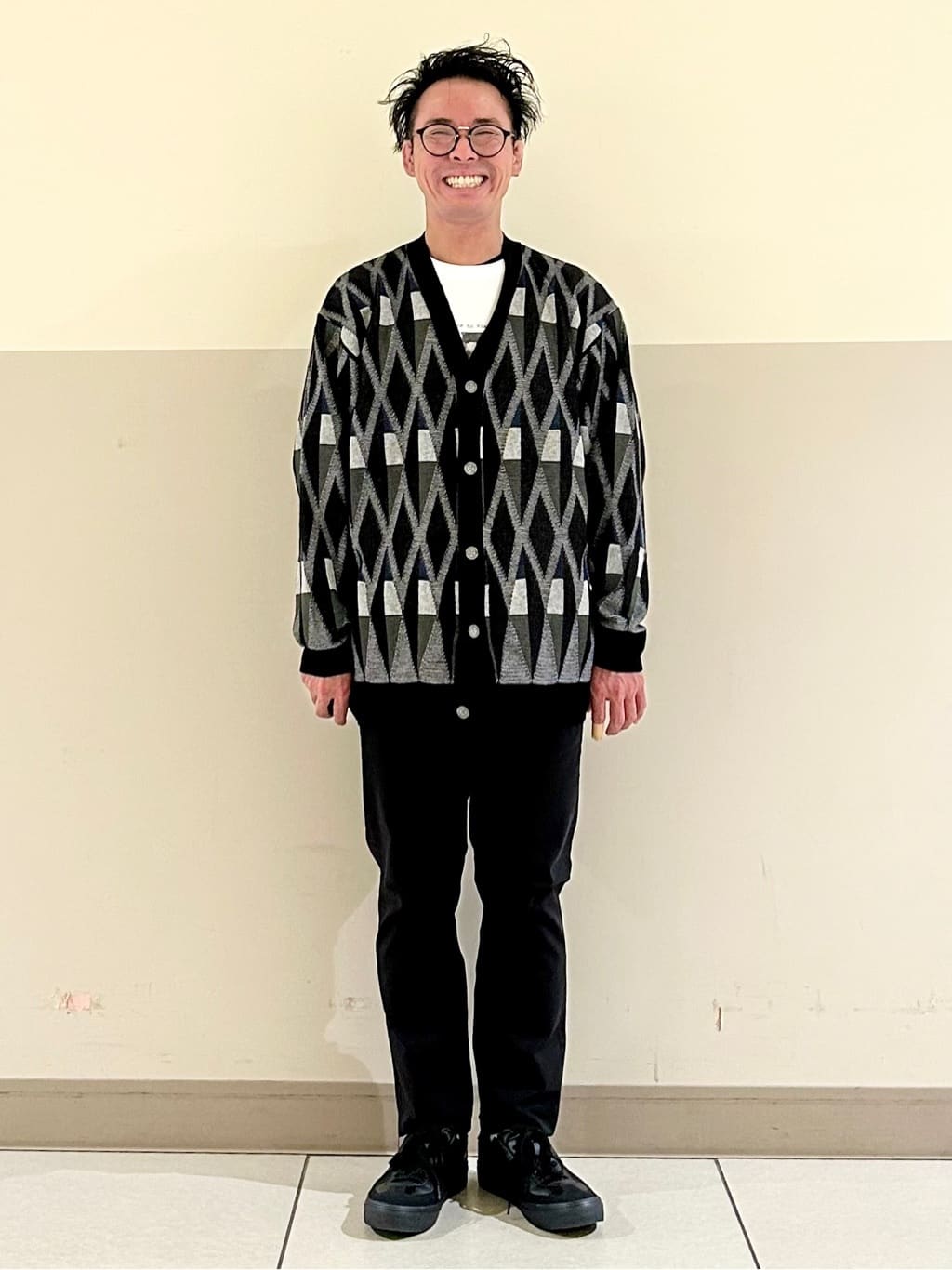 KENJI Iさんの「THE SHOP TK｜【季節の変わり目に活躍】ニットカーディガン 選べる2デザイン(柄&無地)/洗濯機OK」を使ったコーディネート