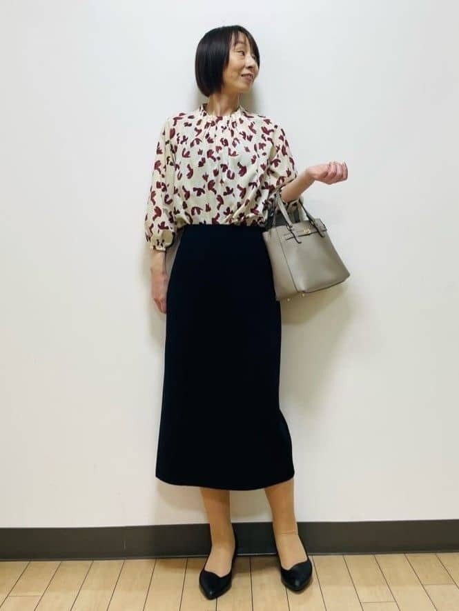 Riiさんの「Reflect｜【ジャケットのインナーにおすすめ◎】花柄タックデザインブブラウス」を使ったコーディネート