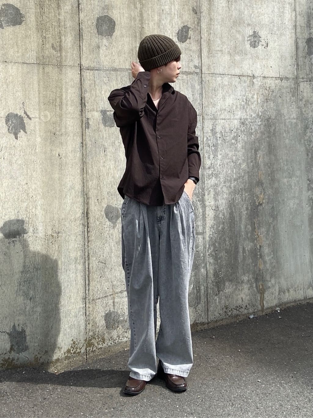 GENさんの「THE SHOP TK｜ツータックワイドデニムパンツ」を使ったコーディネート