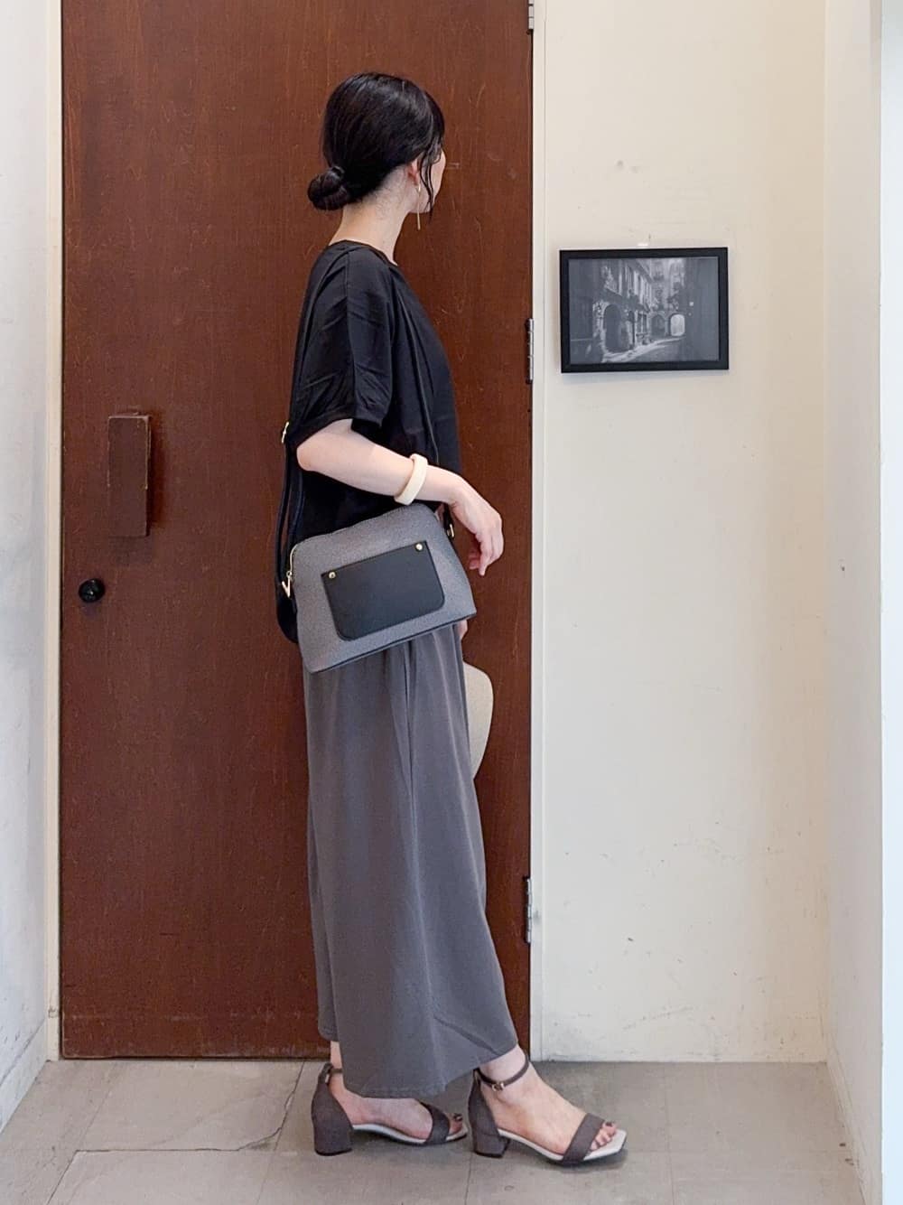 𝐇𝐢𝐫𝐨𝐦𝐢さんの「SHOO･LA･RUE｜【ひんやり/洗濯後しわになりにくい】リブ切り替えドルマンブラウス」を使ったコーディネート