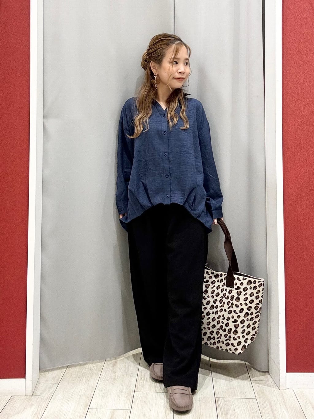 shioさんの「SHOO･LA･RUE｜【S-LL】インせず着られる デニムライク前開きブラウス」を使ったコーディネート
