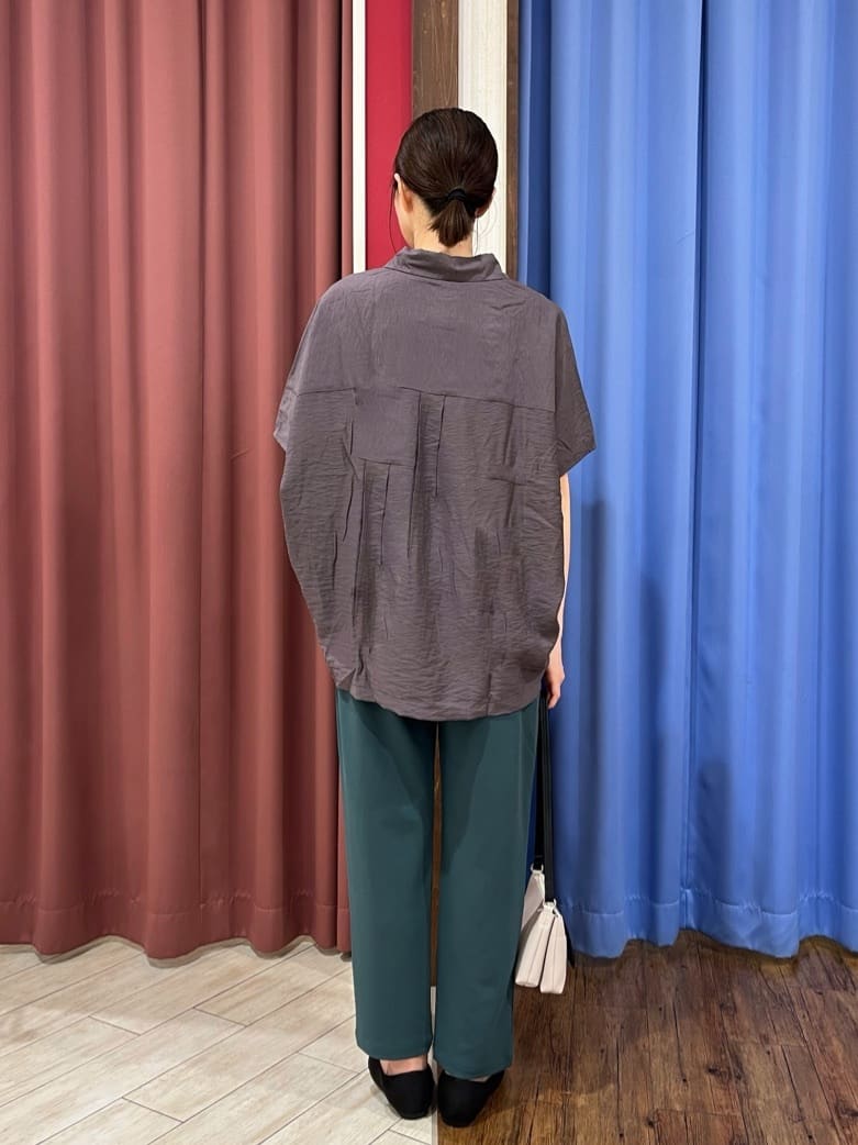 muさんの「SHOO･LA･RUE｜【洗える/S-LL/5分袖】1枚でも羽織としても。さらさらドレープシャツ」を使ったコーディネート