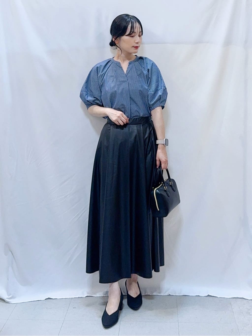 𝐇𝐢𝐫𝐨𝐦𝐢さんの「SHOO･LA･RUE｜【洗える/S-LL】上品なラメ使い クルーネック ニットカーディガン」を使ったコーディネート
