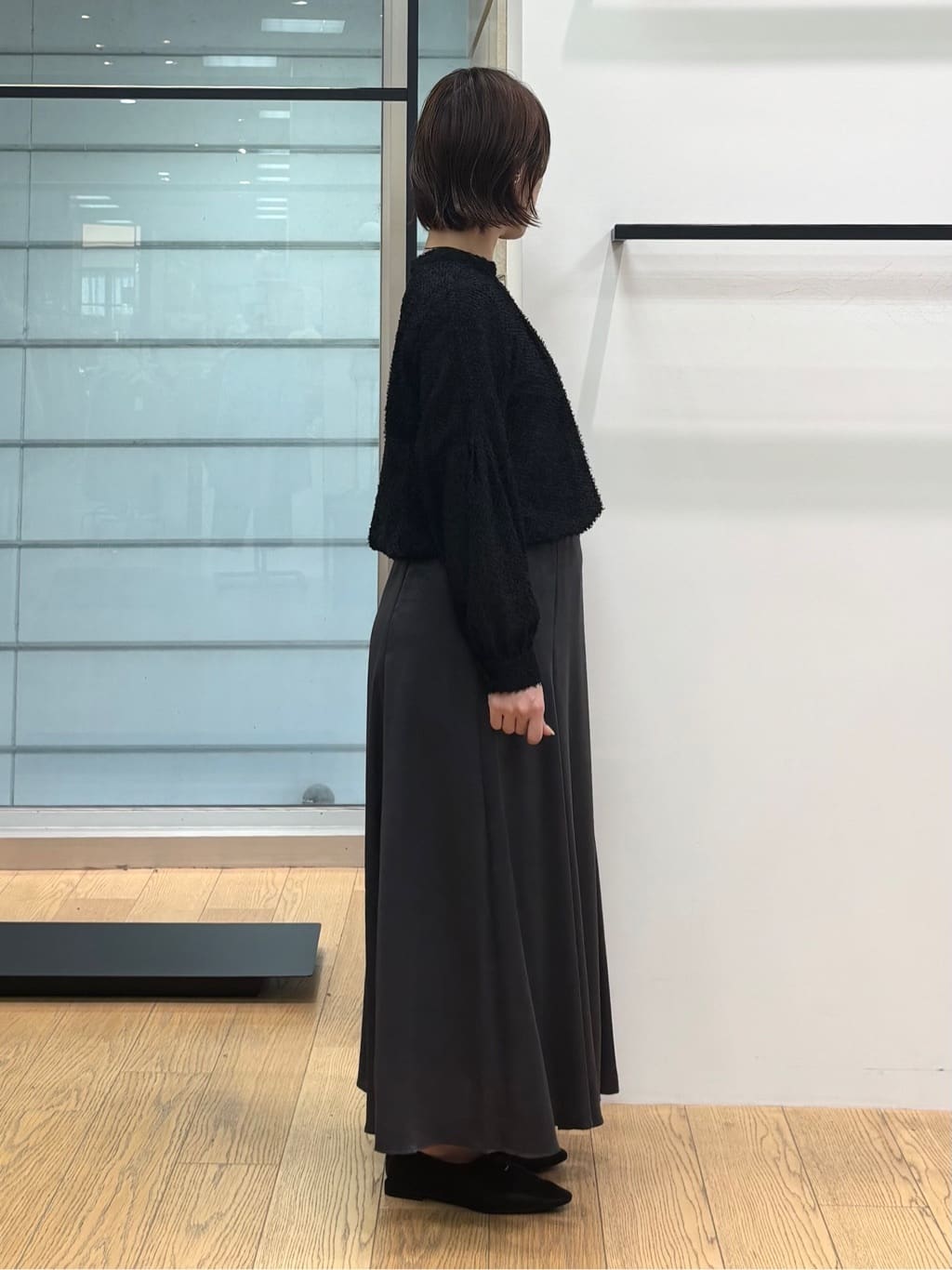 asamiさんの「INDIVI｜【UVケア／セットアップ可能】スエード調サテンスカート」を使ったコーディネート
