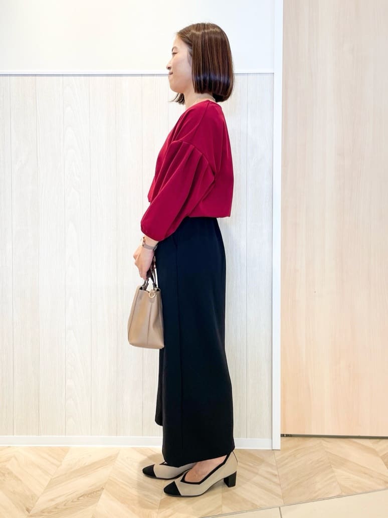 tomoさんの「SHOO･LA･RUE｜【2点セット/7分袖】大人のきれい見え お袖タック入りアクセ付きトップス」を使ったコーディネート