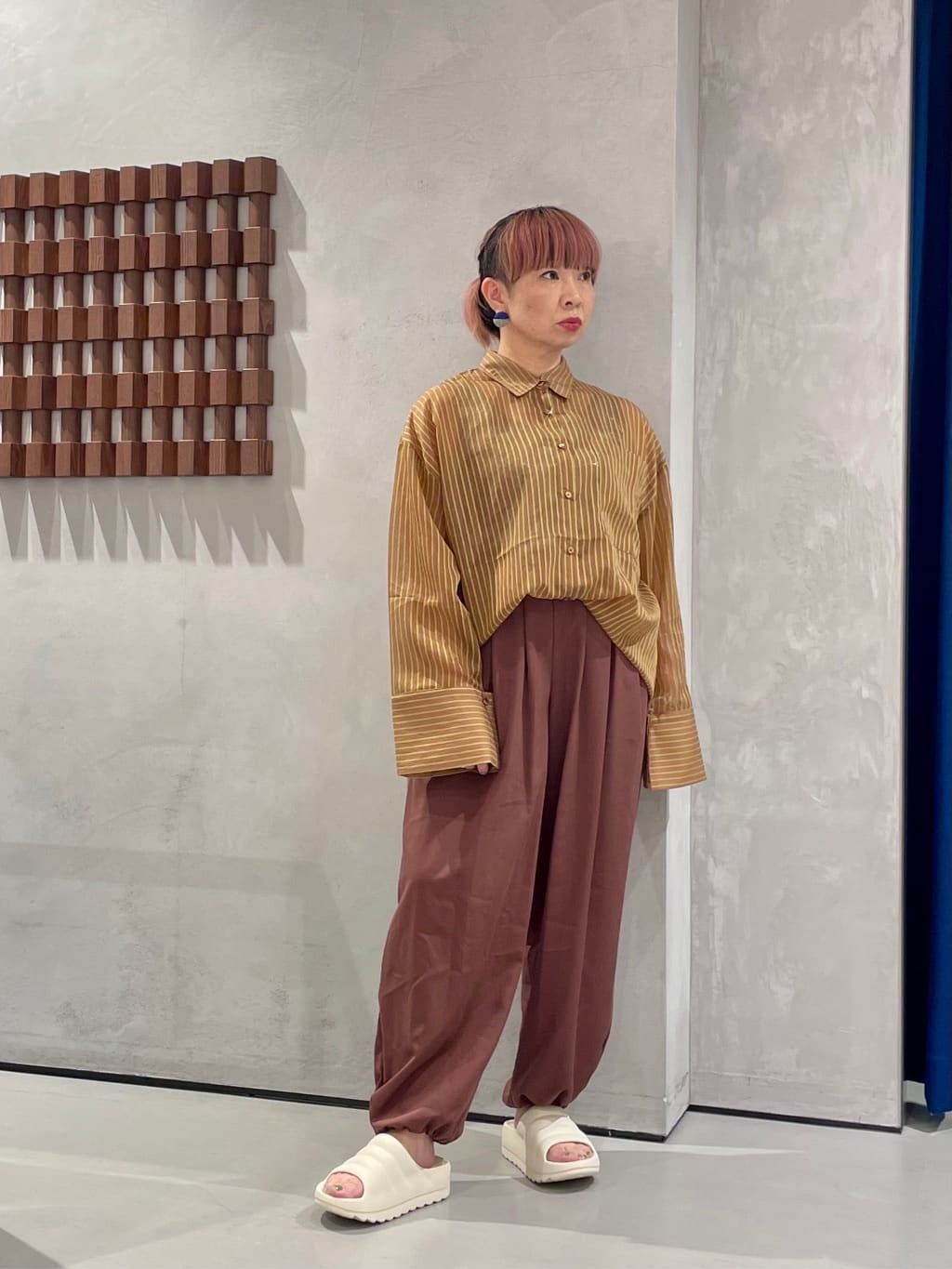 KOUさんの「INDIVI｜ウエストギャザーパンツ」を使ったコーディネート
