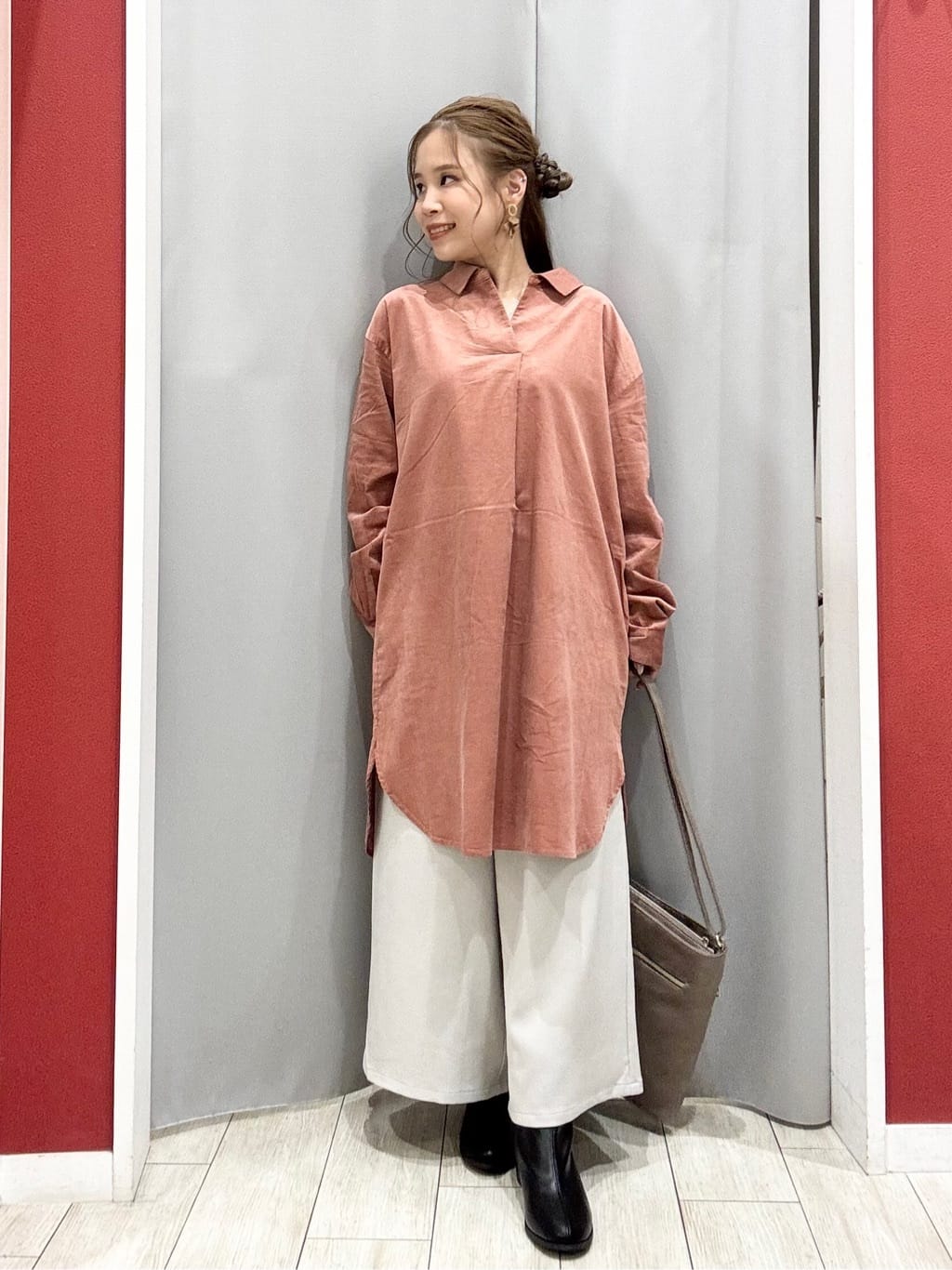 shioさんの「SHOO･LA･RUE｜【洗濯機可/S-LL】すっきり見えにこだわった コーデュロイチュニックワンピース」を使ったコーディネート