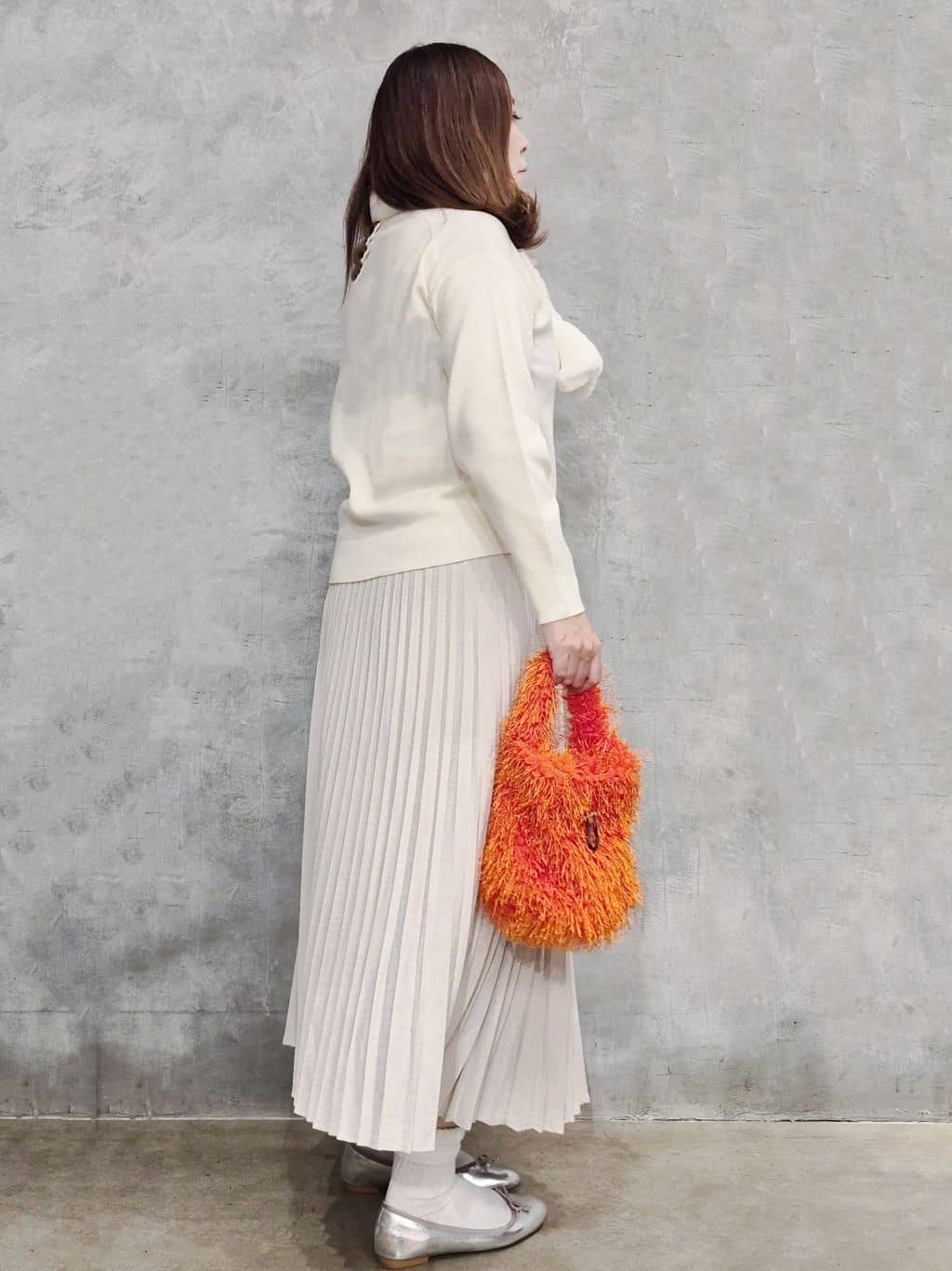 ひさえさんの「THE SHOP TK｜【すっきりシルエットが叶う】大人のためのVネックニット/毛玉になりにくい/静電気防止/洗濯機OK」を使ったコーディネート