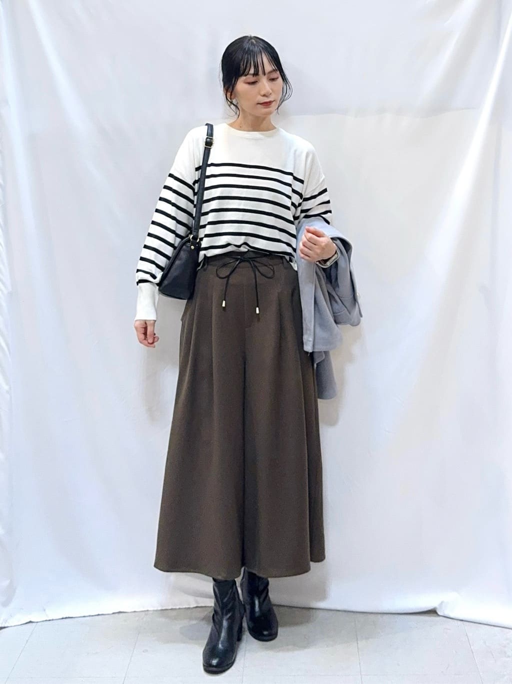 𝐇𝐢𝐫𝐨𝐦𝐢さんの「SHOO･LA･RUE｜【S-LL/2点セット】脚のラインを拾いにくい ベルト付きタックスカーチョパンツ」を使ったコーディネート