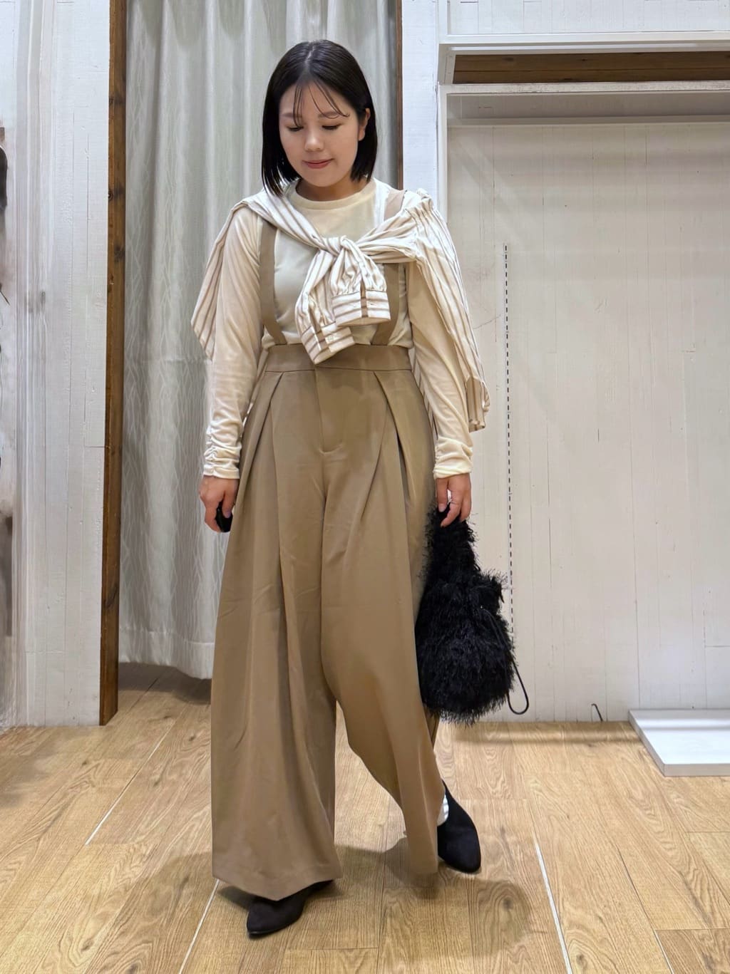 chさんの「THE SHOP TK｜サス付きタックワイドパンツ」を使ったコーディネート