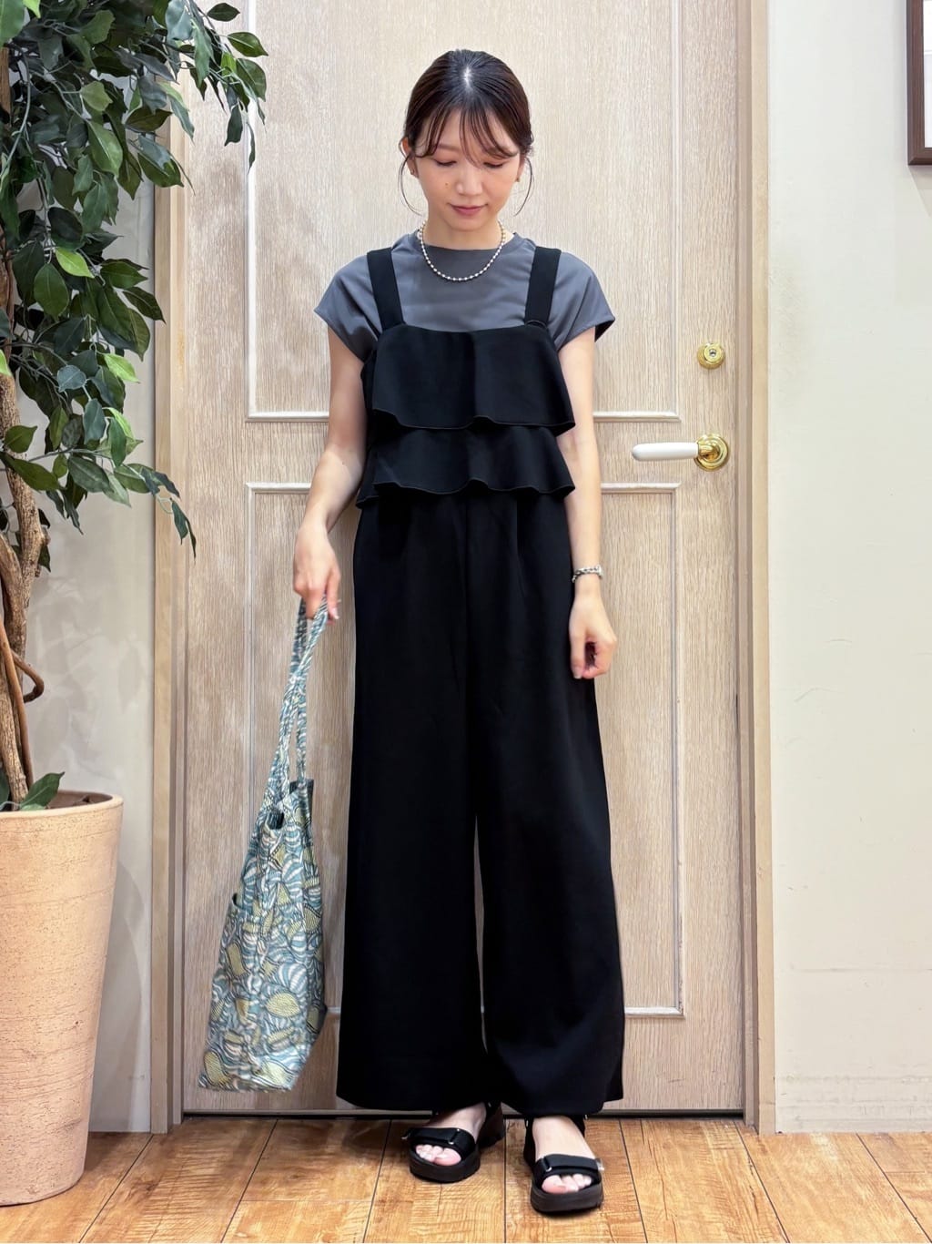 なみさんの「SHOO･LA･RUE｜【洗える/S-LL】ティアードフリルサロペット」を使ったコーディネート