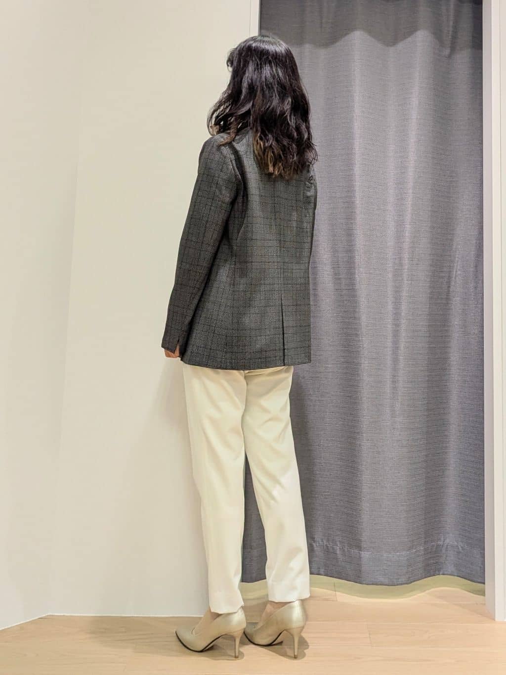 miiさんの「INDIVI｜人気NO.1【褒められパンツ／高ストレッチ／ウエストゴム】タックテーパードパンツ」を使ったコーディネート