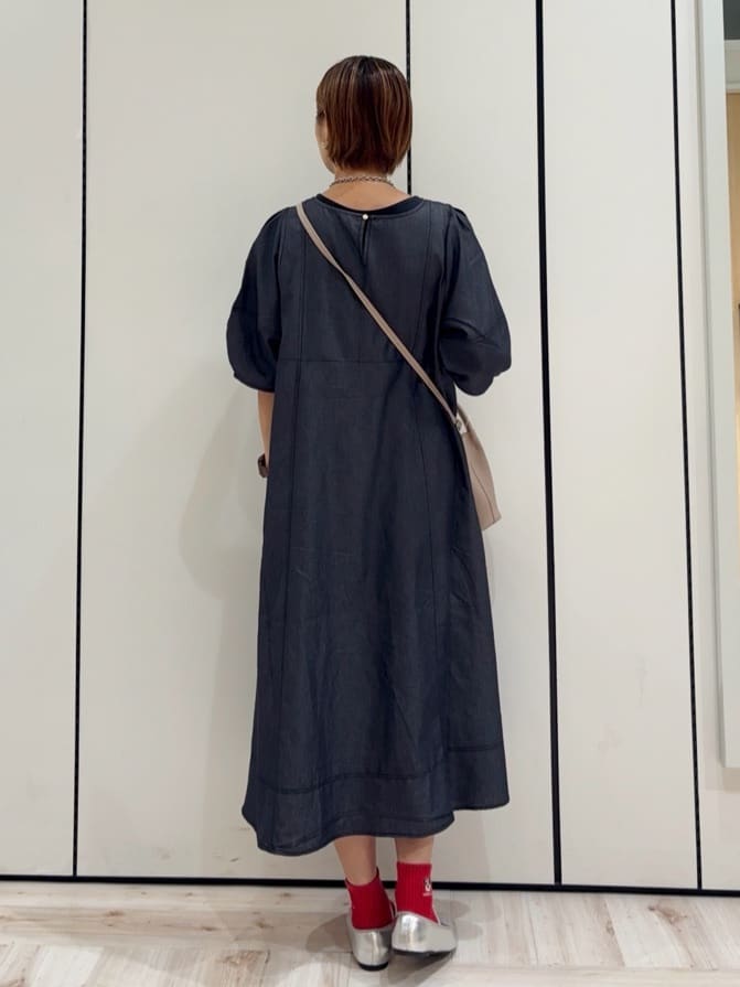 ｓａｔｏｍｉさんの「SHOO･LA･RUE｜【S-LL】配色ステッチがアクセント デニムワンピース」を使ったコーディネート