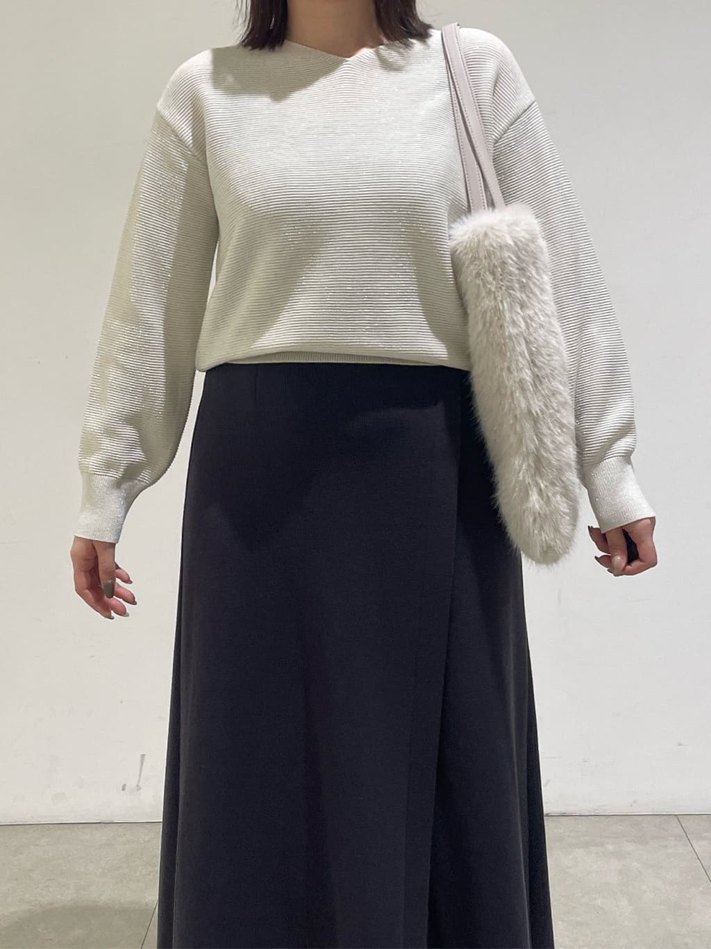 emikaさんの「INDIVI｜【ウール混ラメ素材】Vネック煌めきニット」を使ったコーディネート