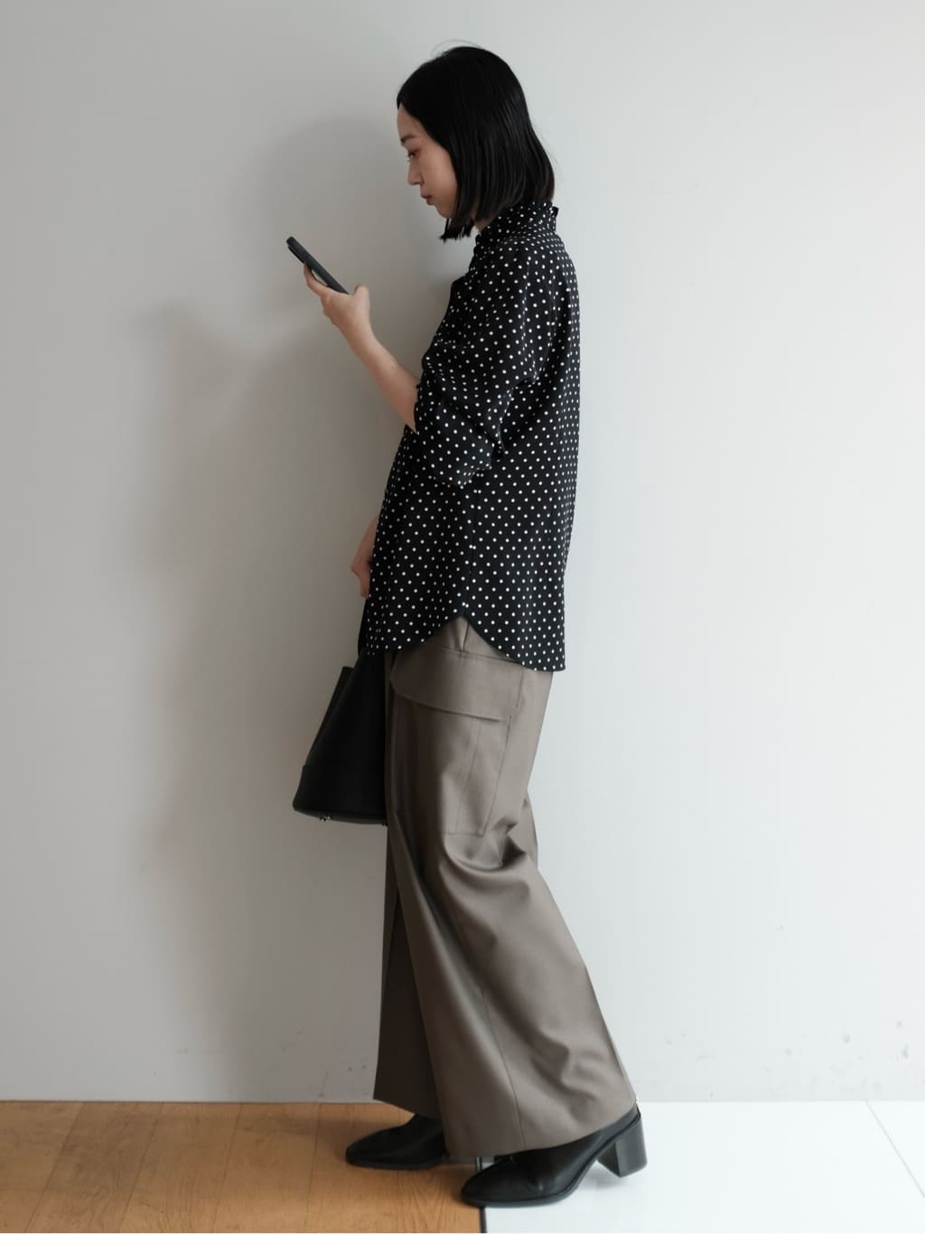 Kishimotoさんの「DRESSTERIOR｜シュリンクレザーバケットBAG」を使ったコーディネート