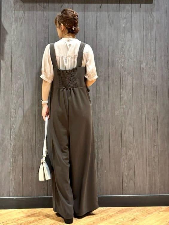 meiさんの「SHOO･LA･RUE｜【洗える/S-LL】大人上品な印象のサテン5分袖ブラウス」を使ったコーディネート