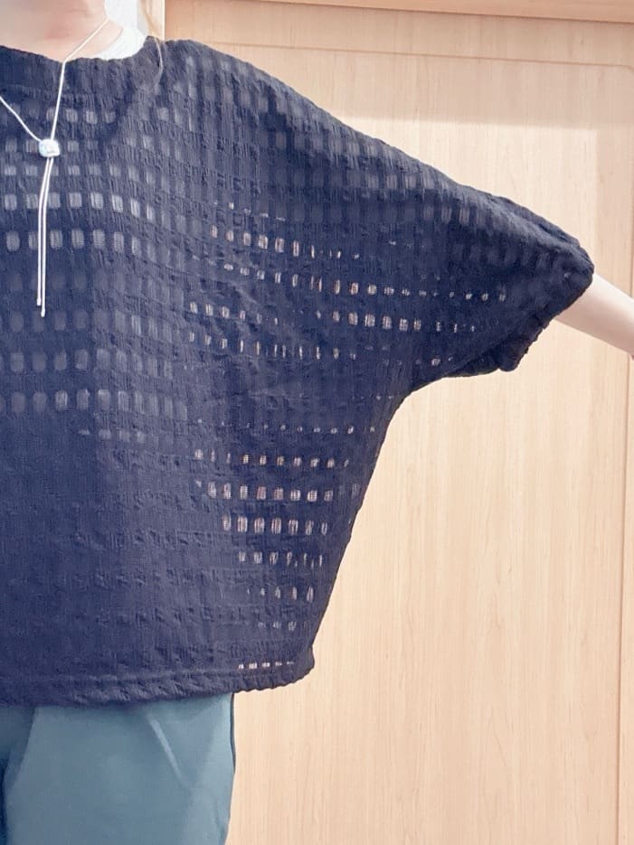 モカさんの「SHOO･LA･RUE｜【S-LL】涼やかで好印象 シアーチェック ドルマントップス」を使ったコーディネート