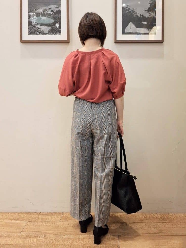 まあるさんの「SHOO･LA･RUE｜【S-LL/洗濯後しわになりにくい】ランタンスリーブで女性らしく 5分袖スキッパーブラウス」を使ったコーディネート