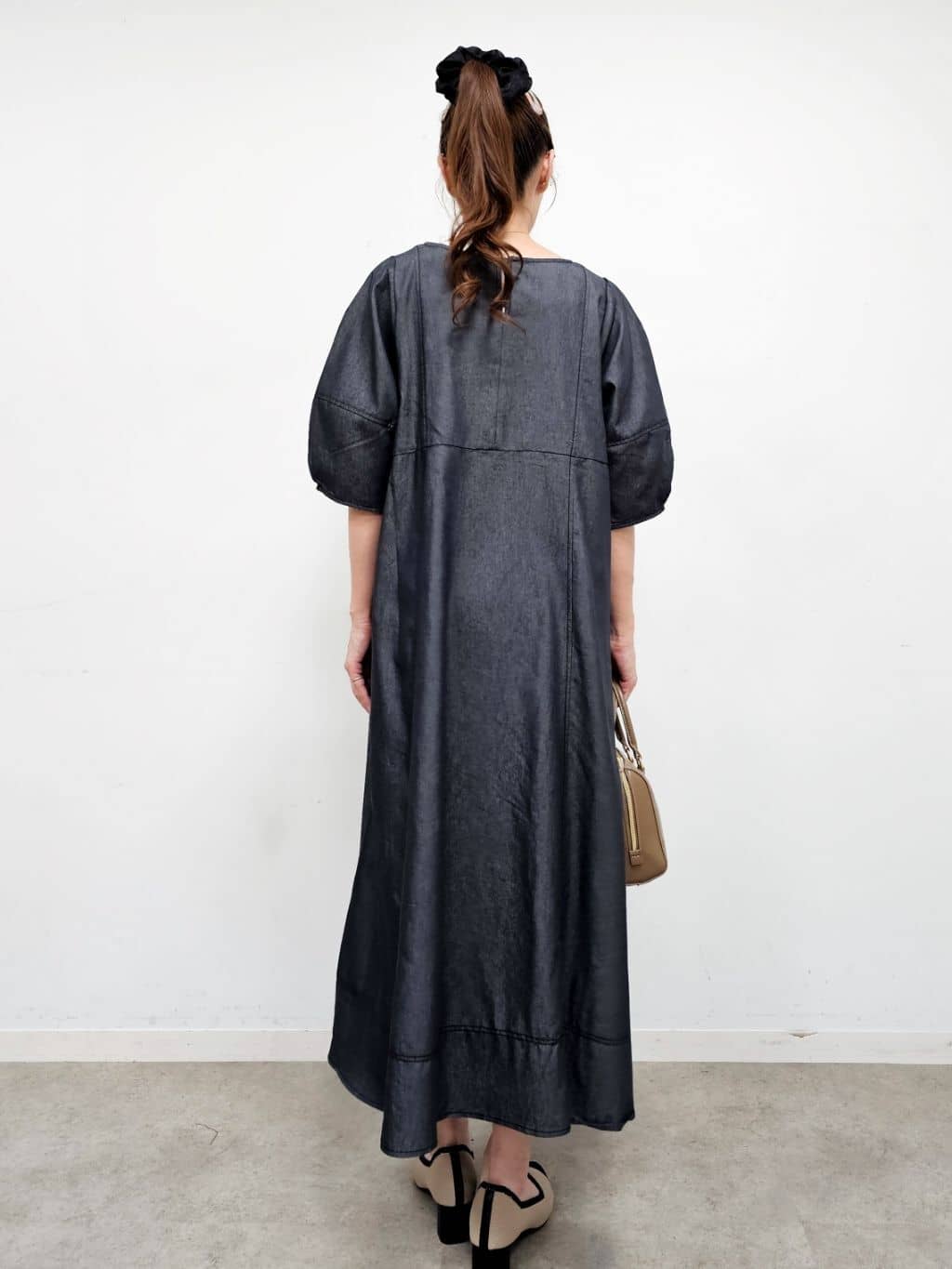 ゆゆさんの「SHOO･LA･RUE｜【S-LL】配色ステッチがアクセント デニムワンピース」を使ったコーディネート