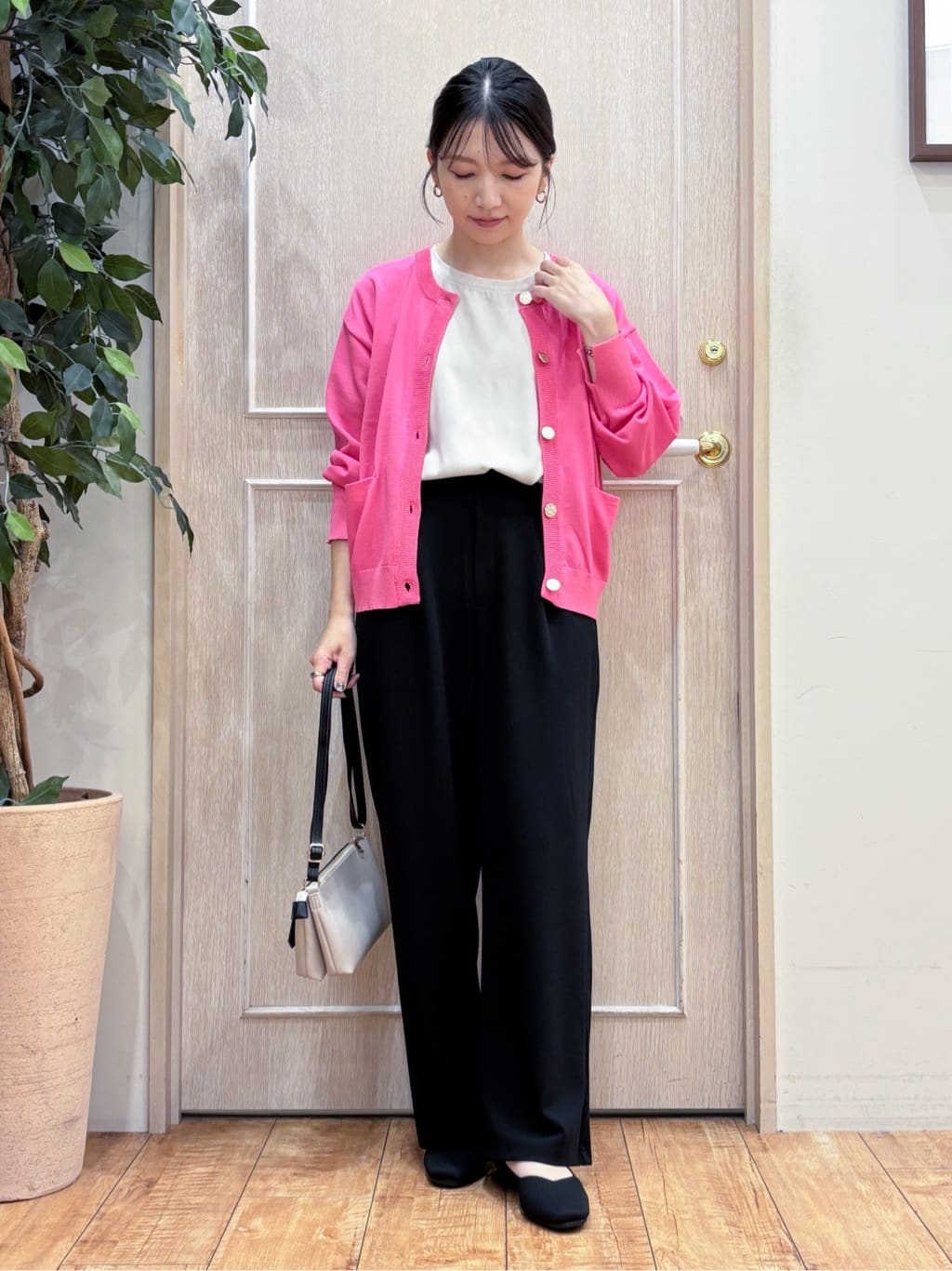なみさんの「SHOO･LA･RUE｜【洗える/S-LL/アンサンブル可】大人フェミニン さらっとタッチのニットカーディガン」を使ったコーディネート