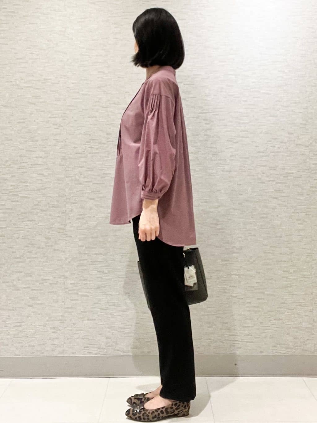 marikoさんの「Reflect｜【程よいゆとり感／体型カバー】ピンタックデザインシャンブレーブラウス」を使ったコーディネート