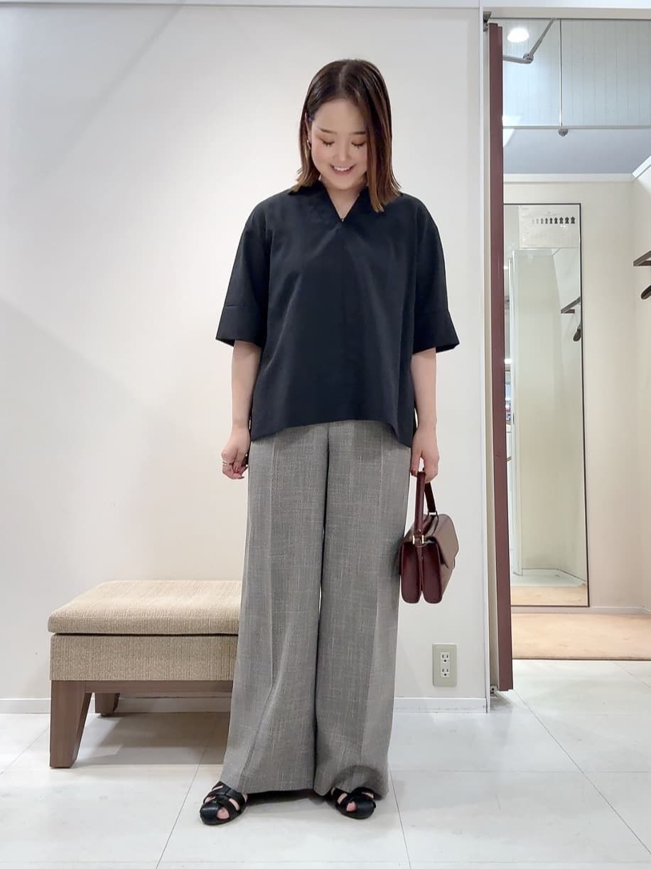 YUIさんの「UNTITLED｜【UVカット/接触冷感/吸水速乾/ゆったり】V開きネックシャツ」を使ったコーディネート