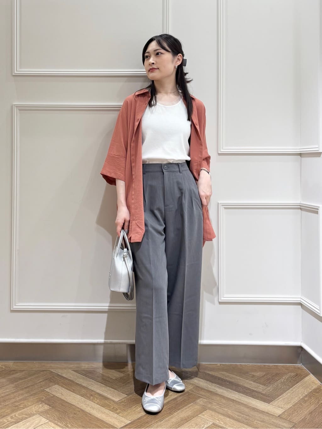muuさんの「SHOO･LA･RUE｜【S-LL/体型カバー】気になる部分を隠したい大人のバックギャザーチュニック」を使ったコーディネート