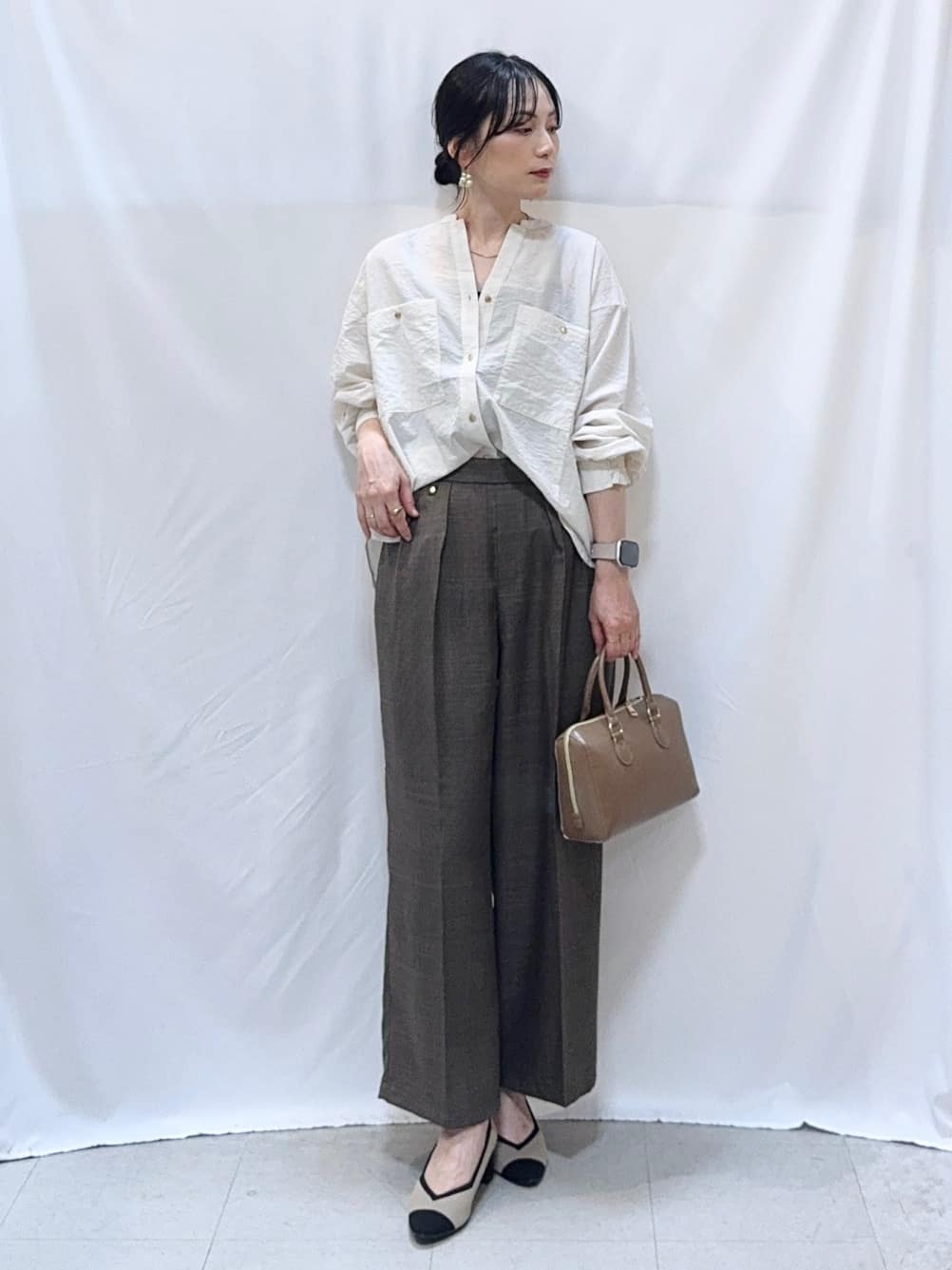𝐇𝐢𝐫𝐨𝐦𝐢さんの「SHOO･LA･RUE｜【S-LL/洗濯後しわになりにくい】ゴールドパーツできれい見え 麻調タックワイドパンツ」を使ったコーディネート
