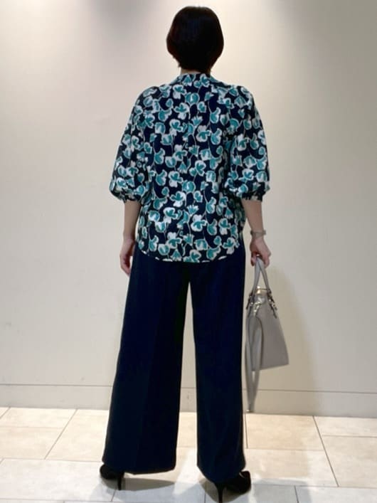 フミさんの「Reflect｜【ジャケットのインナーにおすすめ◎】花柄タックデザインブブラウス」を使ったコーディネート