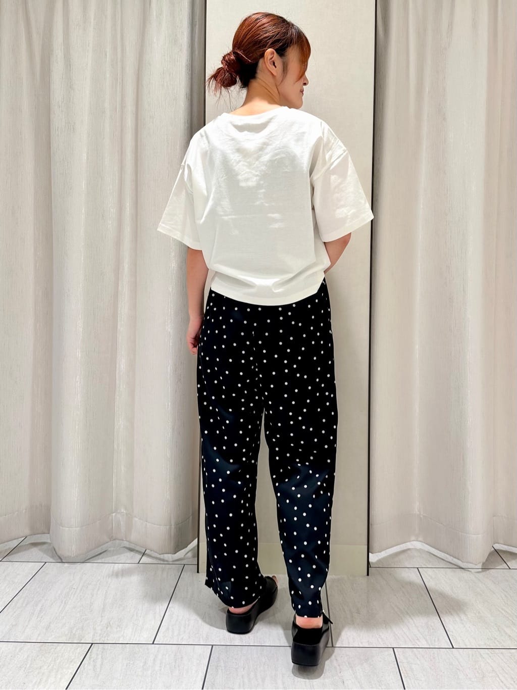 komiさんの「UNTITLED｜【コットン100/ゆったり/ショート丈/洗える】ベロアロゴTシャツ」を使ったコーディネート