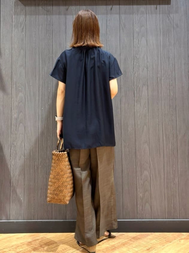 meiさんの「SHOO･LA･RUE｜【S-LL/ひんやり】インせず決まる タックプリーツシャツ」を使ったコーディネート