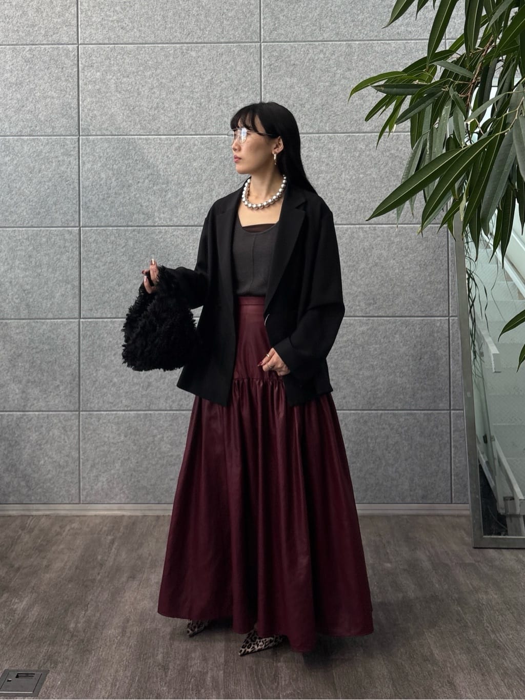 rinaさんの「INDIVI｜レザーライクマキシスカート」を使ったコーディネート