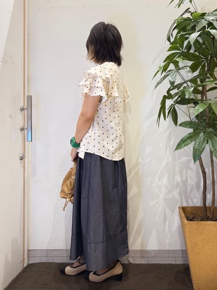 misakiさんの「SHOO･LA･RUE｜【無地/ドット柄】お袖フリルが華やぐ きれいめブラウス」を使ったコーディネート
